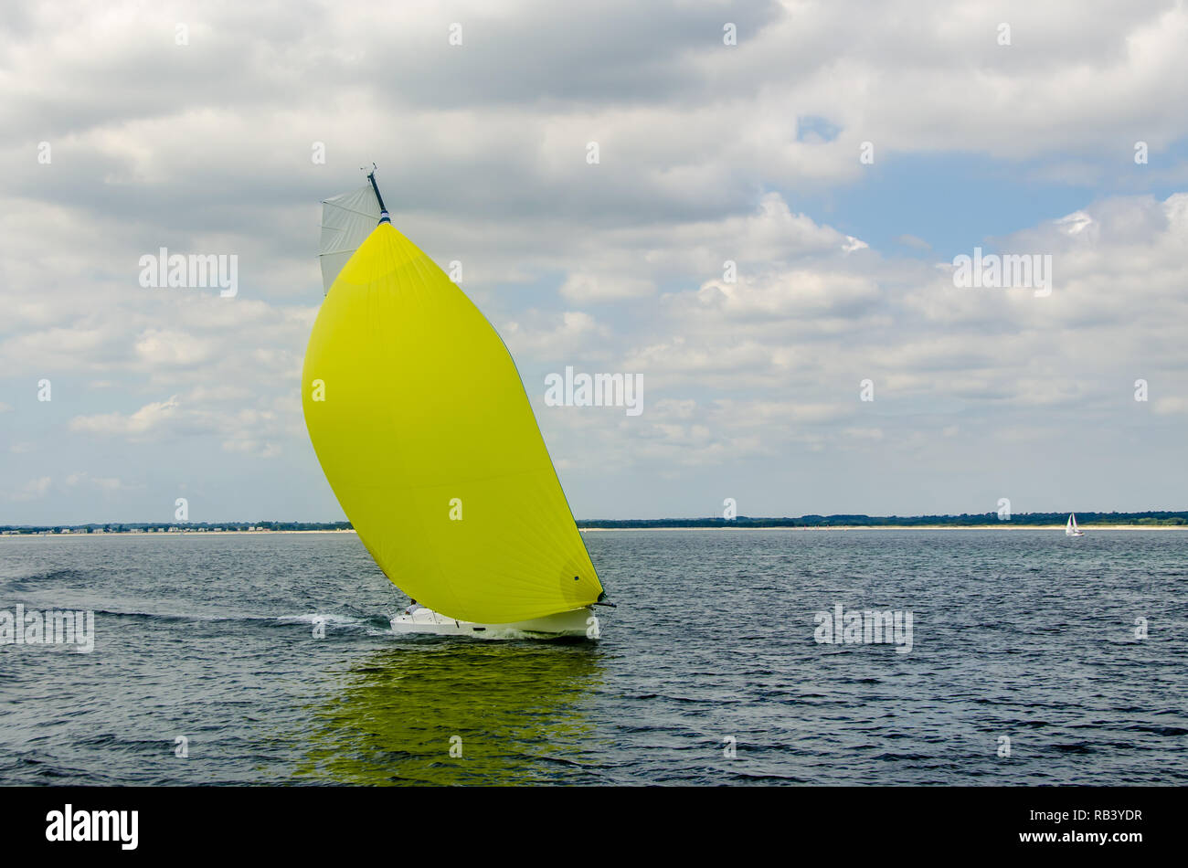 Bateau à voile voiles blanches modernes spinnaker jaune Banque D'Images