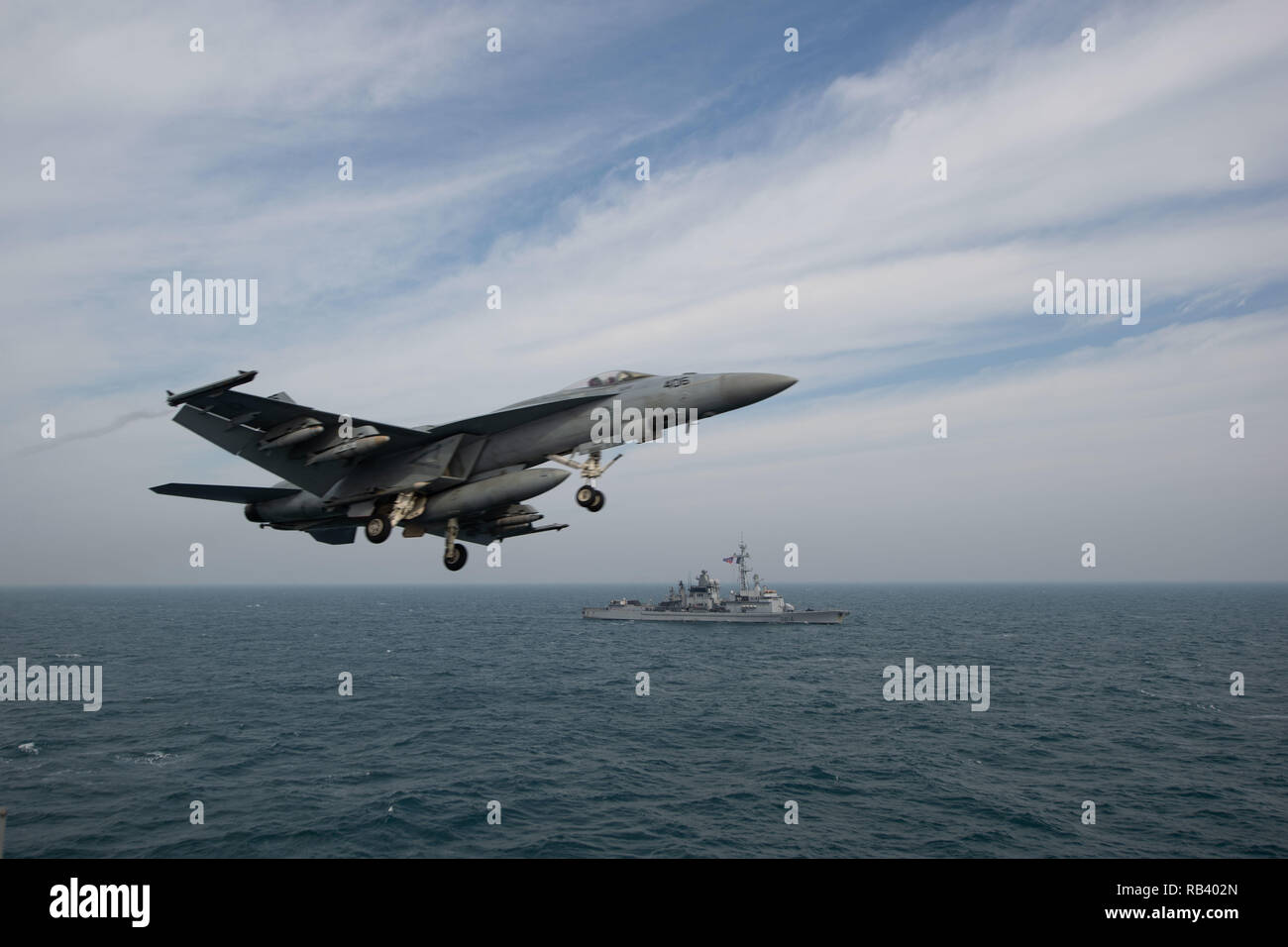 Un F/A-18E Super Hornet, affecté à l'Escadron d'avions de combat interarmées (VFA) 151, lance depuis la cabine de pilotage du porte-avions USS JOHN C. STENNIS (CVN 74) comme le destroyer de défense de l'air française FS Cassard (D 614) aux côtés de voiles dans le golfe Arabique, 3 janvier 2019, au cours de la Force opérationnelle combinée 50 opérations intégrées. Le John C. Stennis dans le groupe est déployé pour la 5e flotte américaine zone d'opérations à l'appui des opérations navales pour assurer la stabilité et la sécurité maritime dans la région Centrale, reliant la Méditerranée et le Pacifique à travers l'ouest de l'Océan indien et trois stratégies Banque D'Images