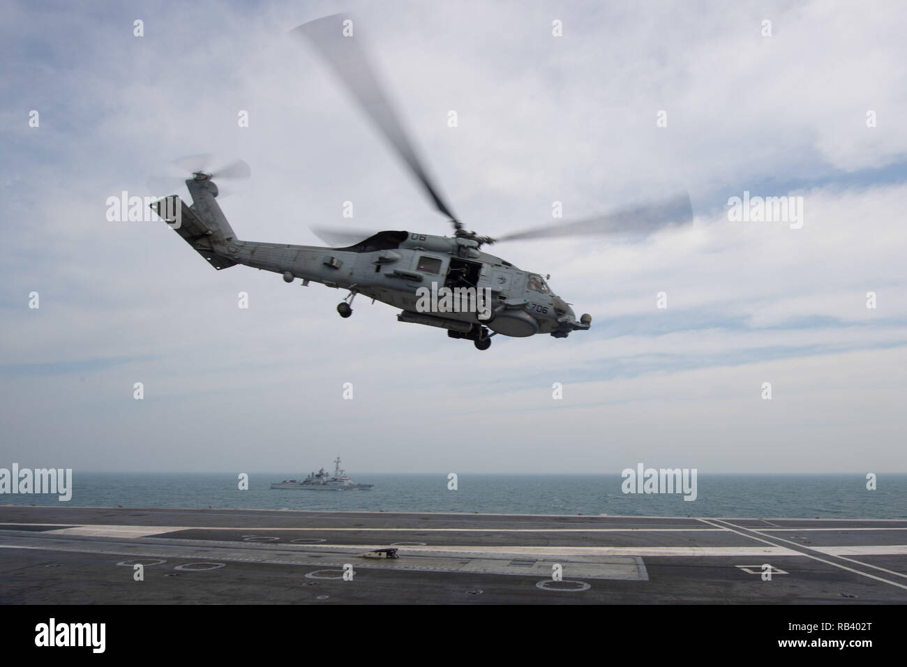 Une Sea Hawk MH-60R, affecté à l'Escadron d'hélicoptères grève maritime (HSM) 71, décolle de l'envol du porte-avions USS JOHN C. STENNIS (CVN 74) comme le destroyer de défense de l'air française FS Cassard (D 614) aux côtés de voiles dans le golfe Arabique, 3 janvier 2019, au cours de la Force opérationnelle combinée 50 opérations intégrées. Le John C. Stennis dans le groupe est déployé pour la 5e flotte américaine zone d'opérations à l'appui des opérations navales pour assurer la stabilité et la sécurité maritime dans la région Centrale, reliant la Méditerranée et le Pacifique à travers l'ouest de l'Océan indien et trois s Banque D'Images