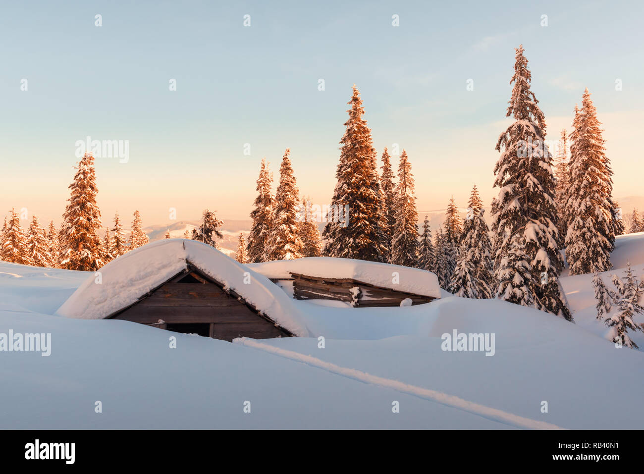 Paysage d'hiver fantastique avec maison en bois dans les montagnes enneigées. Concept de vacances de Noël. La montagne des Carpates, l'Ukraine, l'Europe Banque D'Images