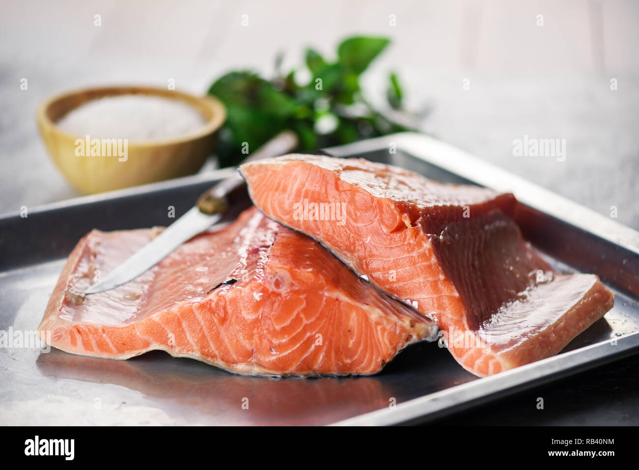 Le filet de saumon le poisson sur la plaque de métal libre. La photographie alimentaire Banque D'Images