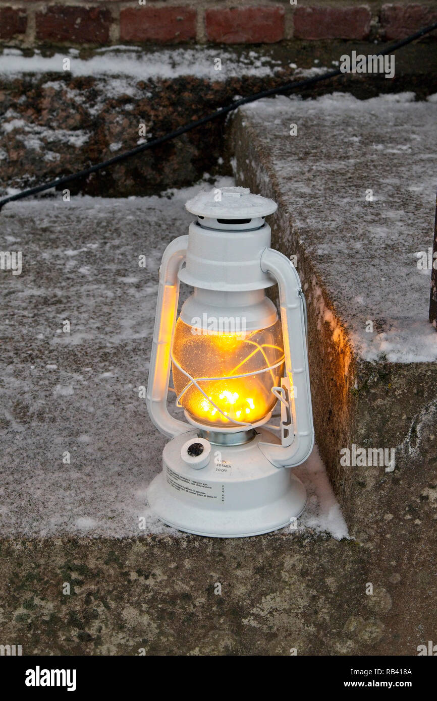 Lanterne électrique dans les escaliers à l'extérieur Photo Stock - Alamy