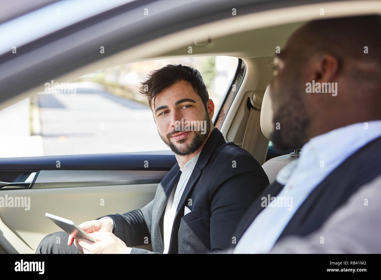 Deux hommes ensemble dans l'auto en voyage d'affaires ou en covoiturage Banque D'Images