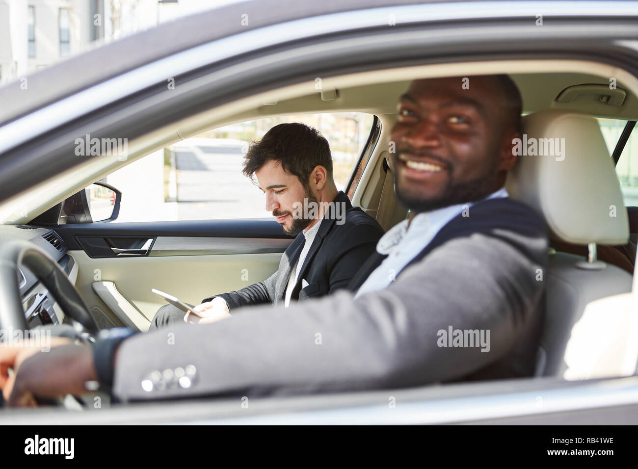 Deux personnes dans l'auto en voyage d'affaires ou sur le chemin de l'office Banque D'Images