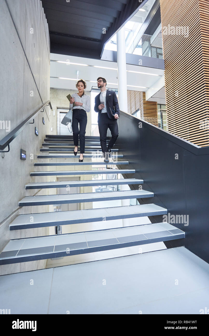 Deux hommes d'affaires, en tant que collègues ou partenaires d'affaires dans l'escalier de groupe Banque D'Images