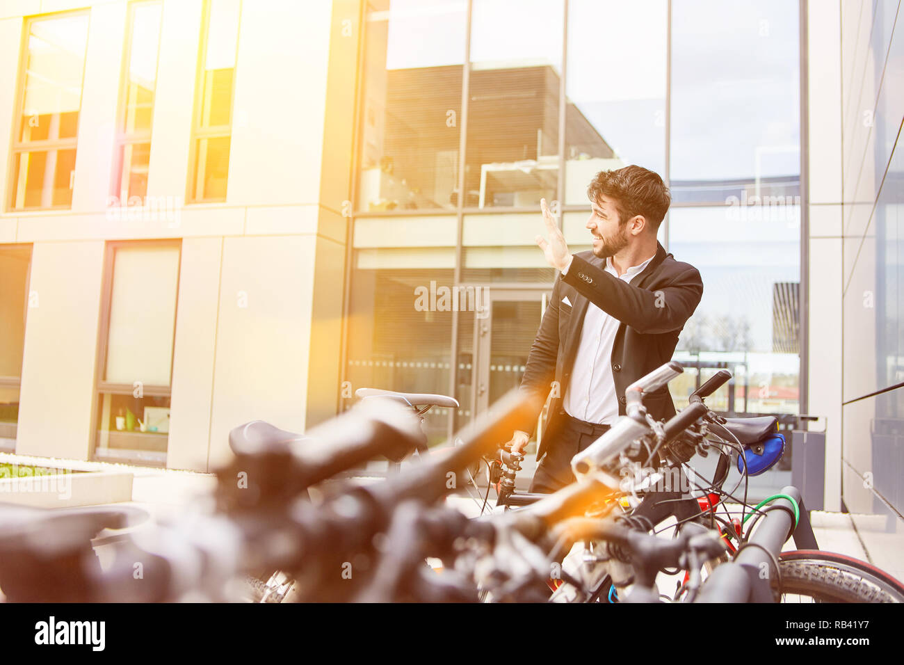 L'homme d'affaires avec son vélo sur le chemin de l'office Banque D'Images