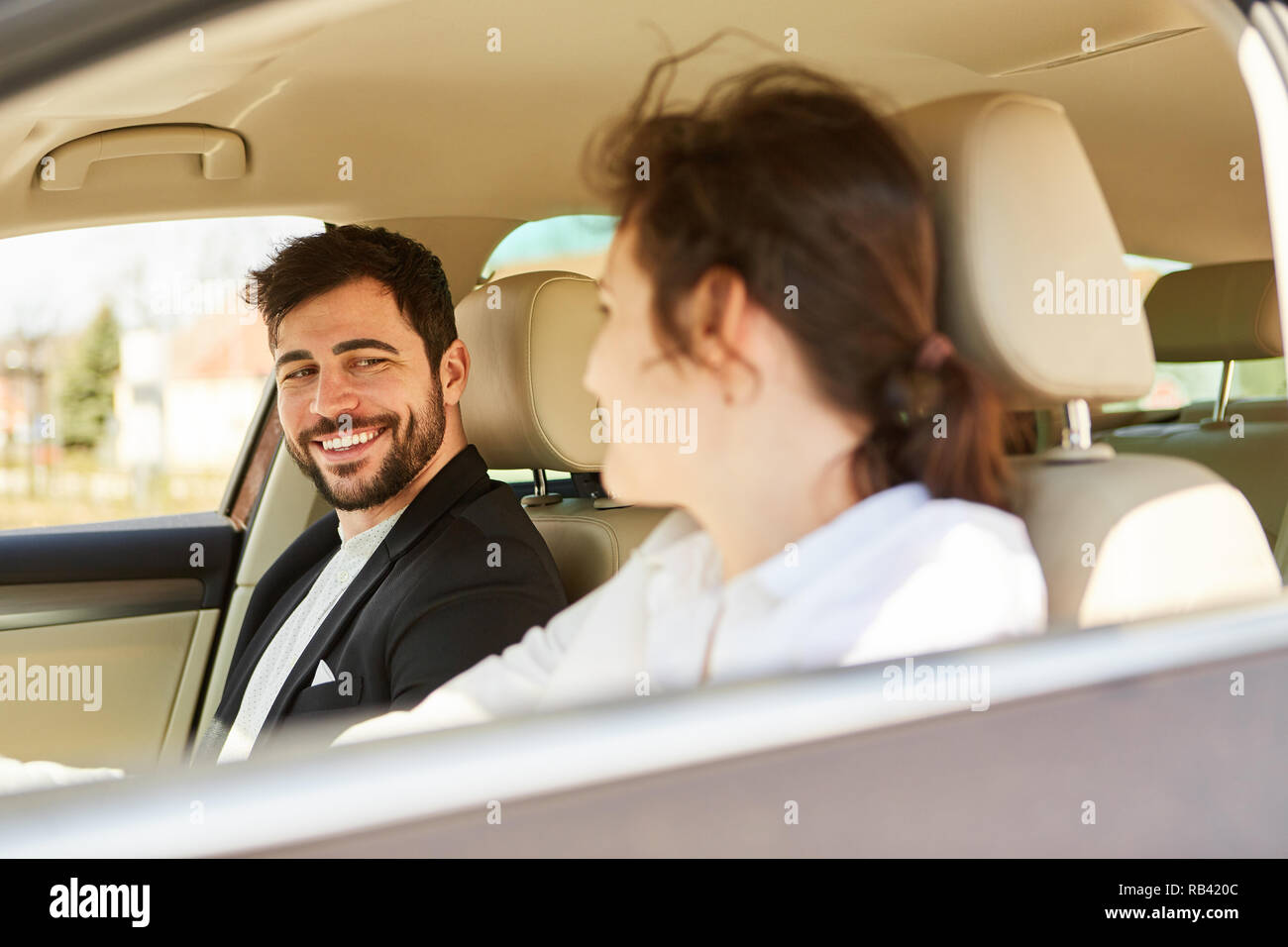 Deux jeunes gens d'affaires ou d'amis qui voyagent en voiture Banque D'Images