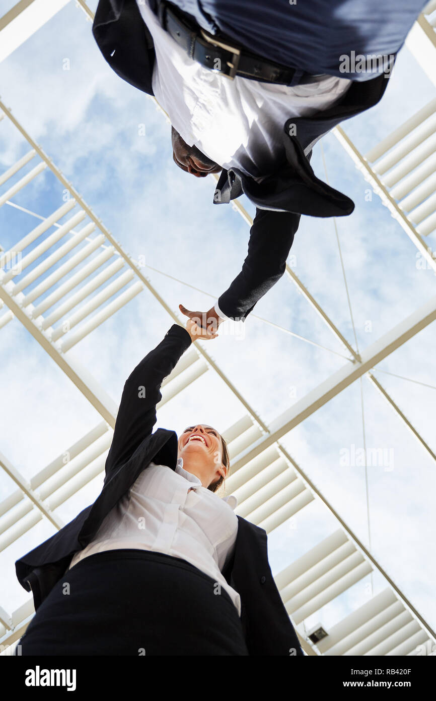 Les hommes d'affaires font cinq pour l'esprit d'équipe et la coopération Banque D'Images