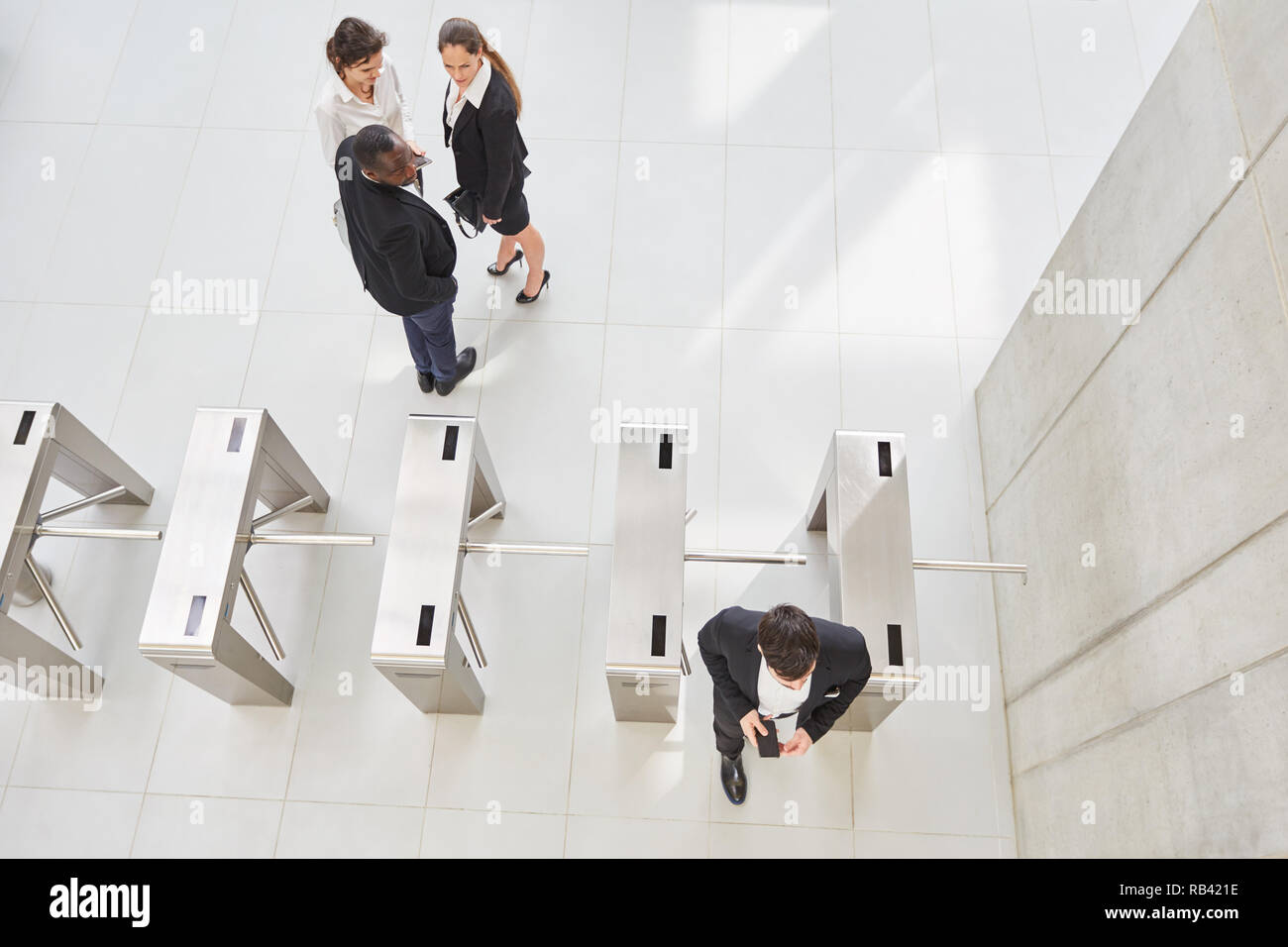 Employés au check-in que le contrôle des accès pour une meilleure sécurité dans le groupe Banque D'Images
