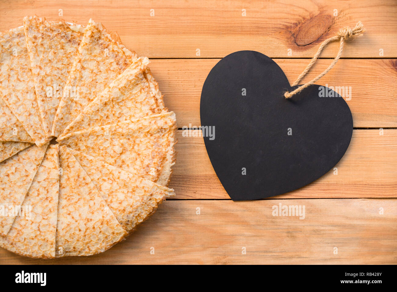 Vue de dessus (crêpes crêpes françaises), vierge coeur avec copie espace, fond en bois rustique Banque D'Images