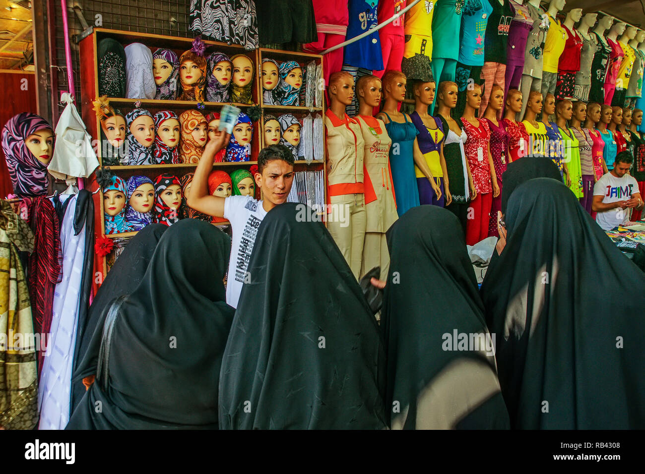 Mesdames Chiittes la manutention dans le Hamdiyé au souk de Damas. La Syrie, au Moyen-Orient Banque D'Images