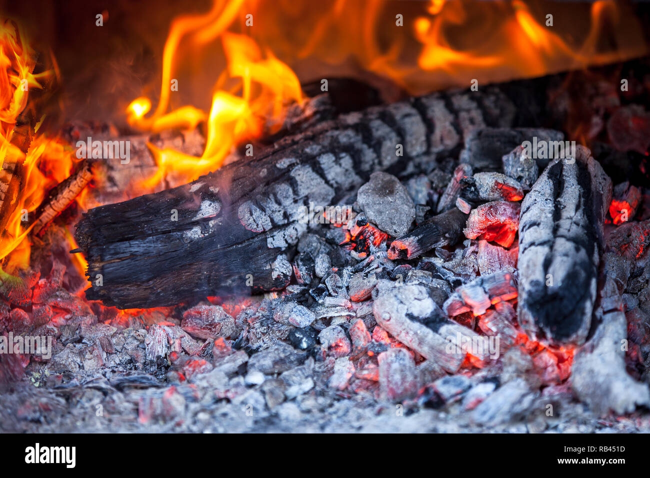 Bois de feu et de braise. Banque D'Images