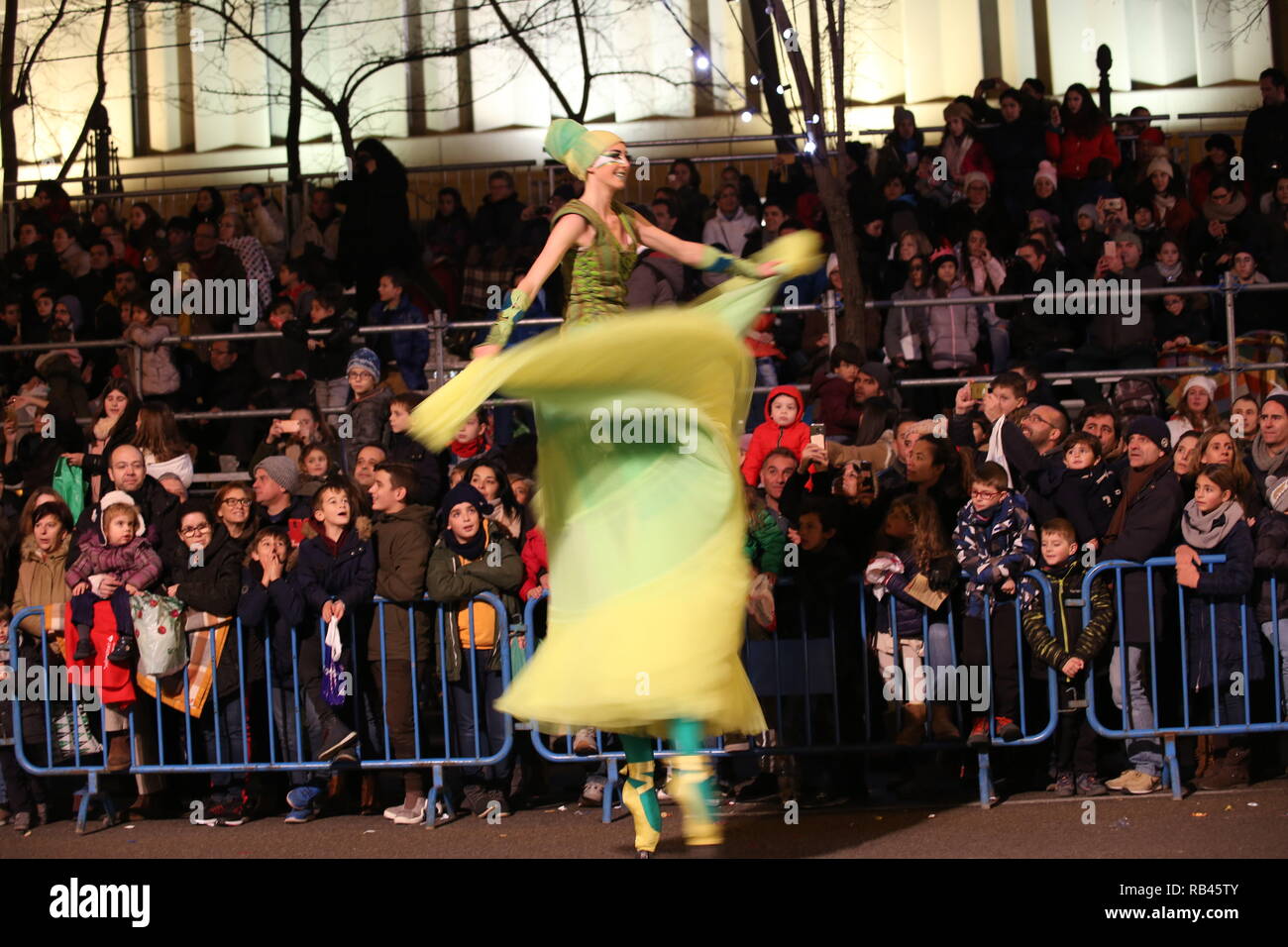 Madrid, Madrid, Espagne. 5e Jan, 2019. Un danseur avec pilotis géant vu l'exécution au cours de l'événement.Peuple réuni avec la famille et les enfants pour les trois rois de l'Orient Madrid 2019, ceux-ci viennent avec plus de huit chars et trois membres de la famille royale, deux mille personnes qui forment le grand cortège, accompagné de quatre entreprises internationales que distribuer des cadeaux et des illusions. Crédit : Mario Roldan SOPA/Images/ZUMA/Alamy Fil Live News Banque D'Images