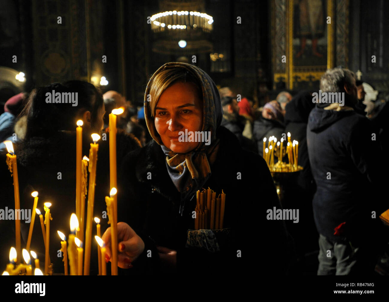 Kiev, Ukraine. 6 janvier 2019. Les croyants orthodoxes ukrainiennes sont vu assister à la veille de Noël, La messe à la cathédrale Saint-Vladimir à Kiev. Le patriarche oecuménique Bartholomée remis officiellement le chef de l'Eglise orthodoxe d'Ukraine, métropolite de Kiev et de l'ukrainien, tous signés par Yepifaniy Tomos pour l'Eglise orthodoxe d'Ukraine à Istanbul. Credit : SOPA/Alamy Images Limited Live News Banque D'Images