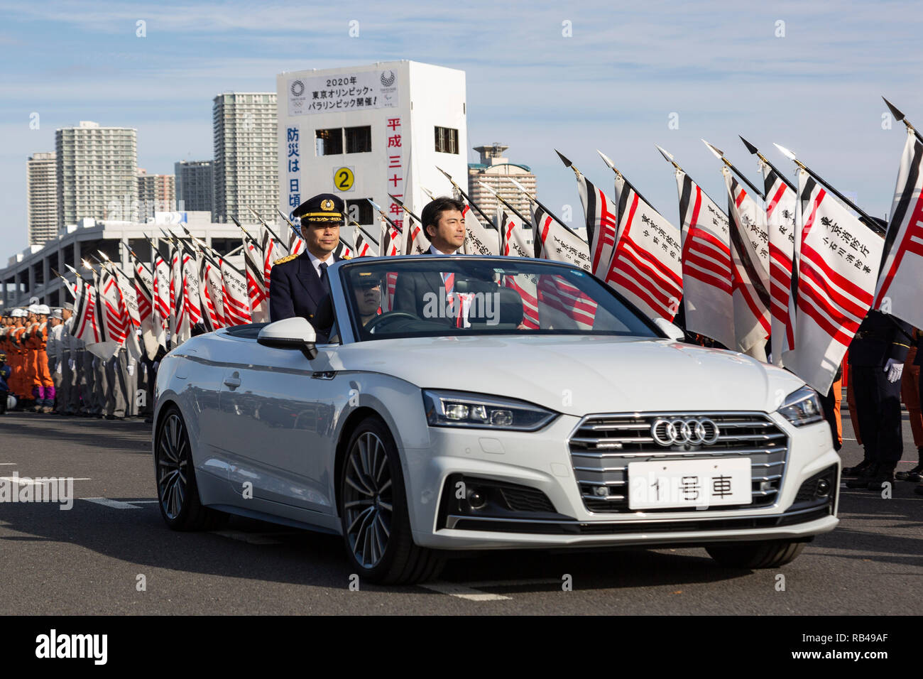 Homme politique japonais Yuichiro Koga (R) assiste à l'assemblée annuelle du Nouvel An Fire Review in Tokyo Big Sight le Janvier 06, 2019, Tokyo, Japon. Cette année, environ 2800 participants, y compris le service d'incendie Les pompiers de Tokyo et les bénévoles démontrent leurs dernières techniques de sauvetage d'urgence et de lutte contre les incendies. Incendie 161 véhicules et hélicoptères sont également à l'honneur. Credit : Rodrigo Reyes Marin/AFLO/Alamy Live News Banque D'Images