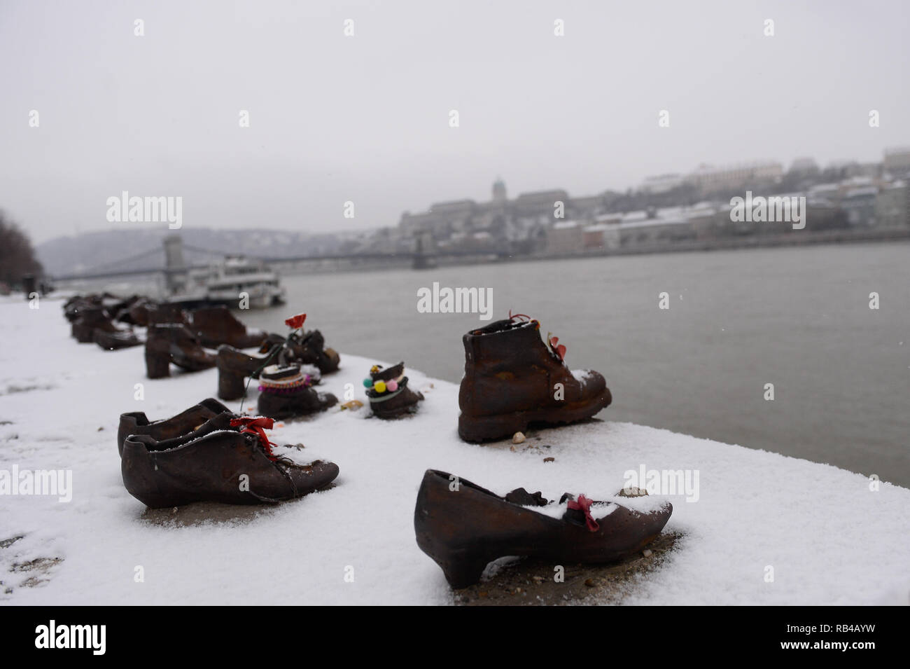 Chaussures en gros plan sur la rive du Danube, un mémorial en l'honneur des Juifs qui ont été tués par des miliciens fascistes flèche croisée à Budapest pendant la Seconde Guerre mondiale. Banque D'Images