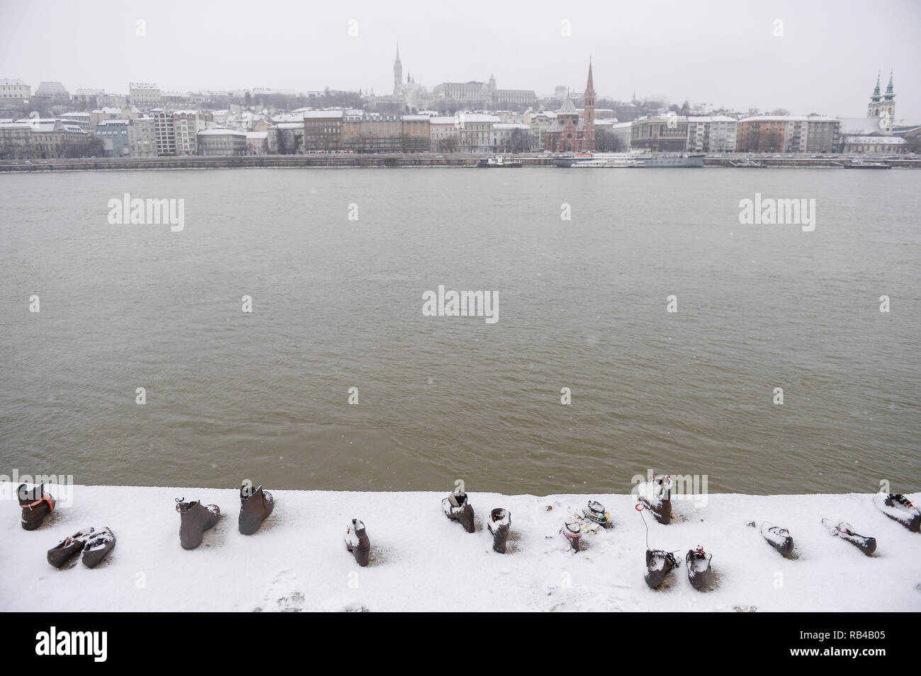 Une vue générale de chaussures sur la rive du Danube, un mémorial en l'honneur des Juifs qui ont été tués par des miliciens fascistes flèche croisée à Budapest pendant la Seconde Guerre mondiale. Banque D'Images