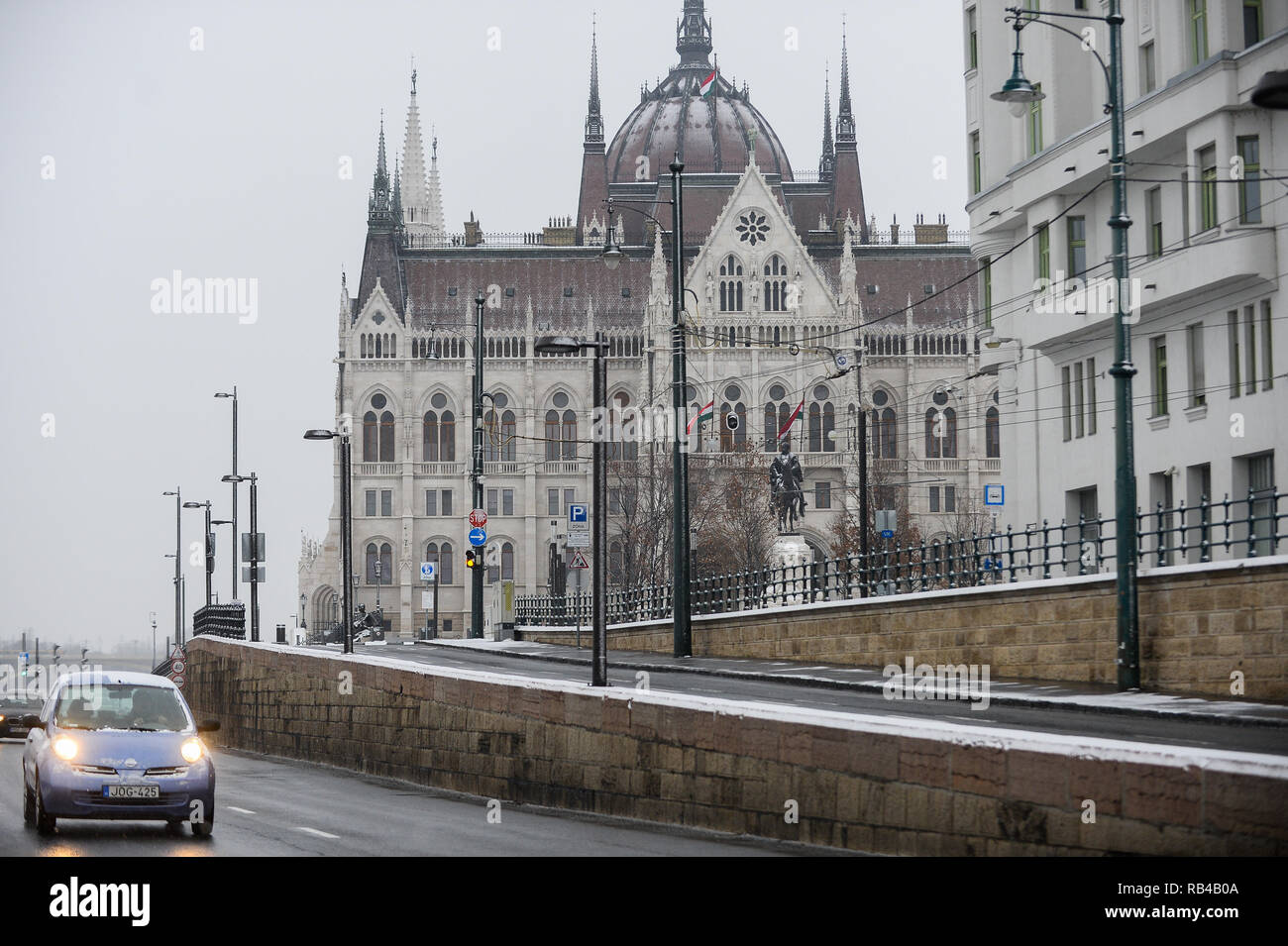 Vu une voiture passant à côté du Parlement hongrois. Banque D'Images