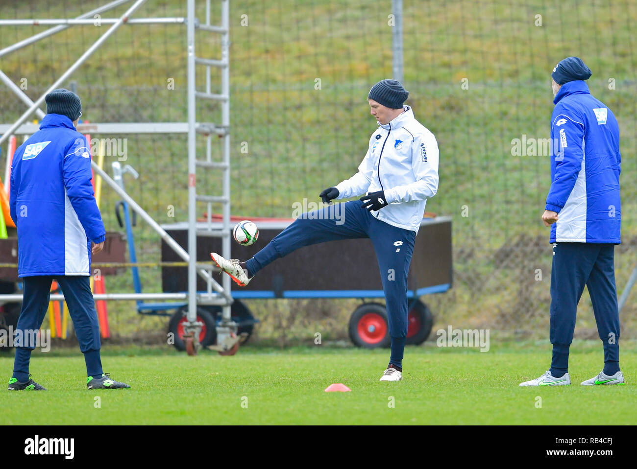 Zuzenhausen (, Allemagne. 07Th Jan, 2019. Soccer : la Bundesliga, le TSG 1899 Hoffenheim, formation sur un terrain de sport du centre de formation. L'entraîneur de Hoffenheim Julian Nagelsmann (M) joue une balle. Credit : Uwe Anspach/dpa/Alamy Live News Banque D'Images