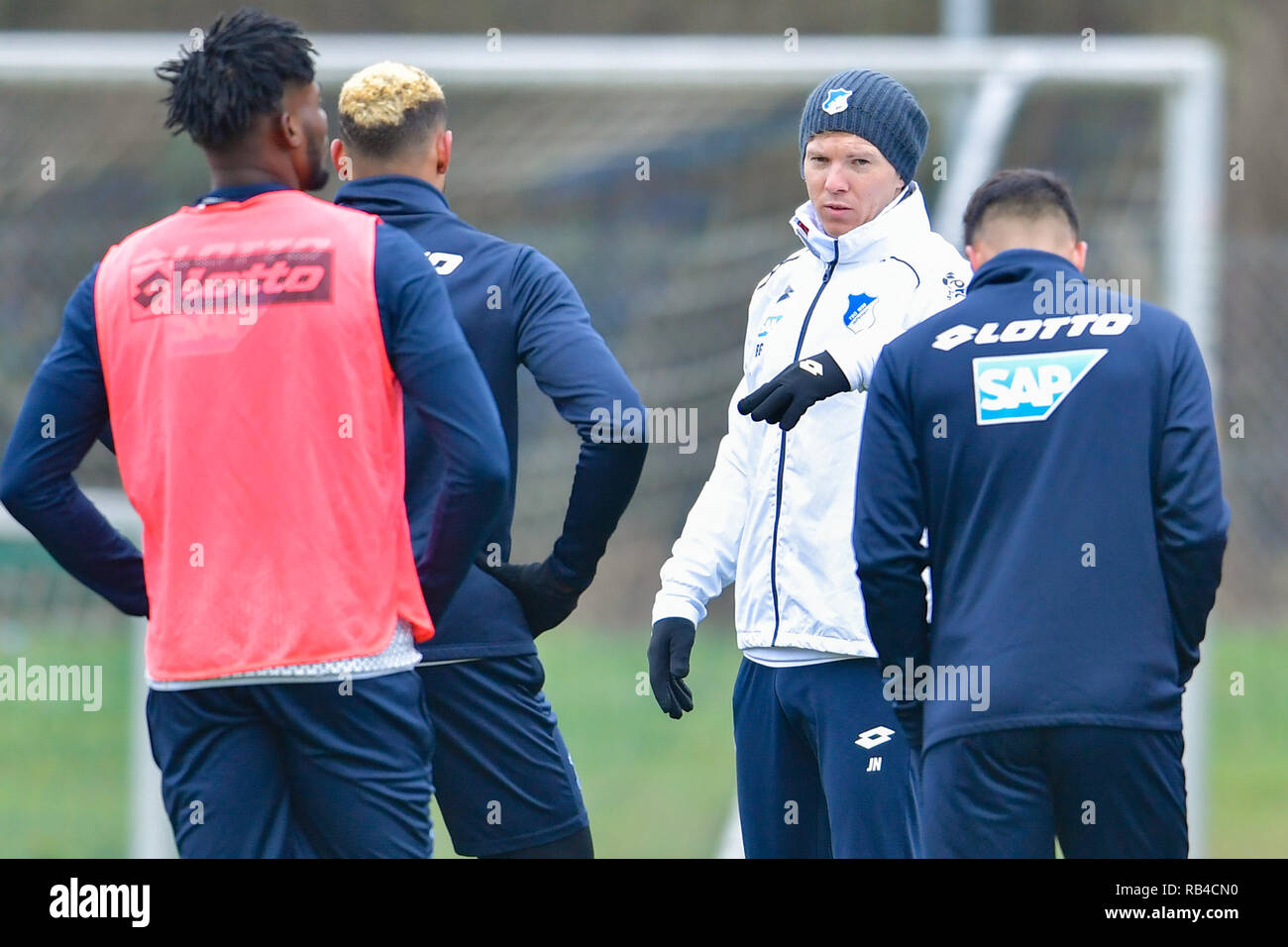 Zuzenhausen (, Allemagne. 07Th Jan, 2019. Soccer : la Bundesliga, le TSG 1899 Hoffenheim, formation sur un terrain de sport du centre de formation. Le formateur de Julian Nagelsmann Hoffenheim (2e à partir de la droite) les gestes. Credit : Uwe Anspach/dpa/Alamy Live News Banque D'Images