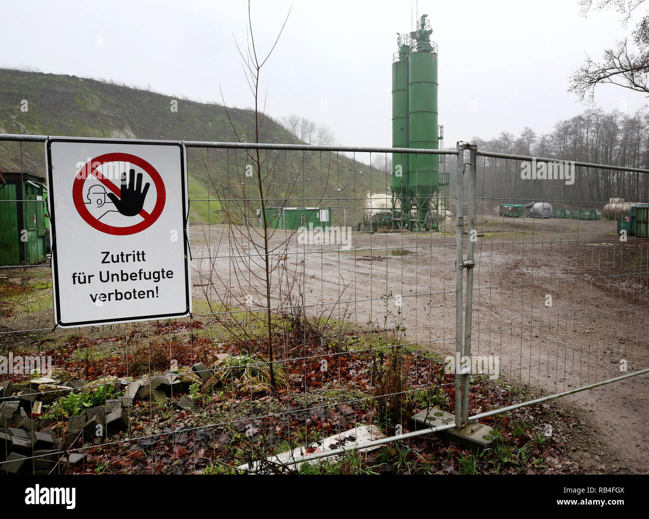 07 janvier 2019, en Rhénanie du Nord-Westphalie, Hünxe : au niveau de la clôture de l'argilière Mühlenberg près d'Erding, un panneau met en garde contre l'accès non autorisé au site. Pendant des années, l'huile de chauffage et les résidus de raffinage ont été illégalement jetés dans l'argilière. Photo : Roland Weihrauch/dpa Banque D'Images