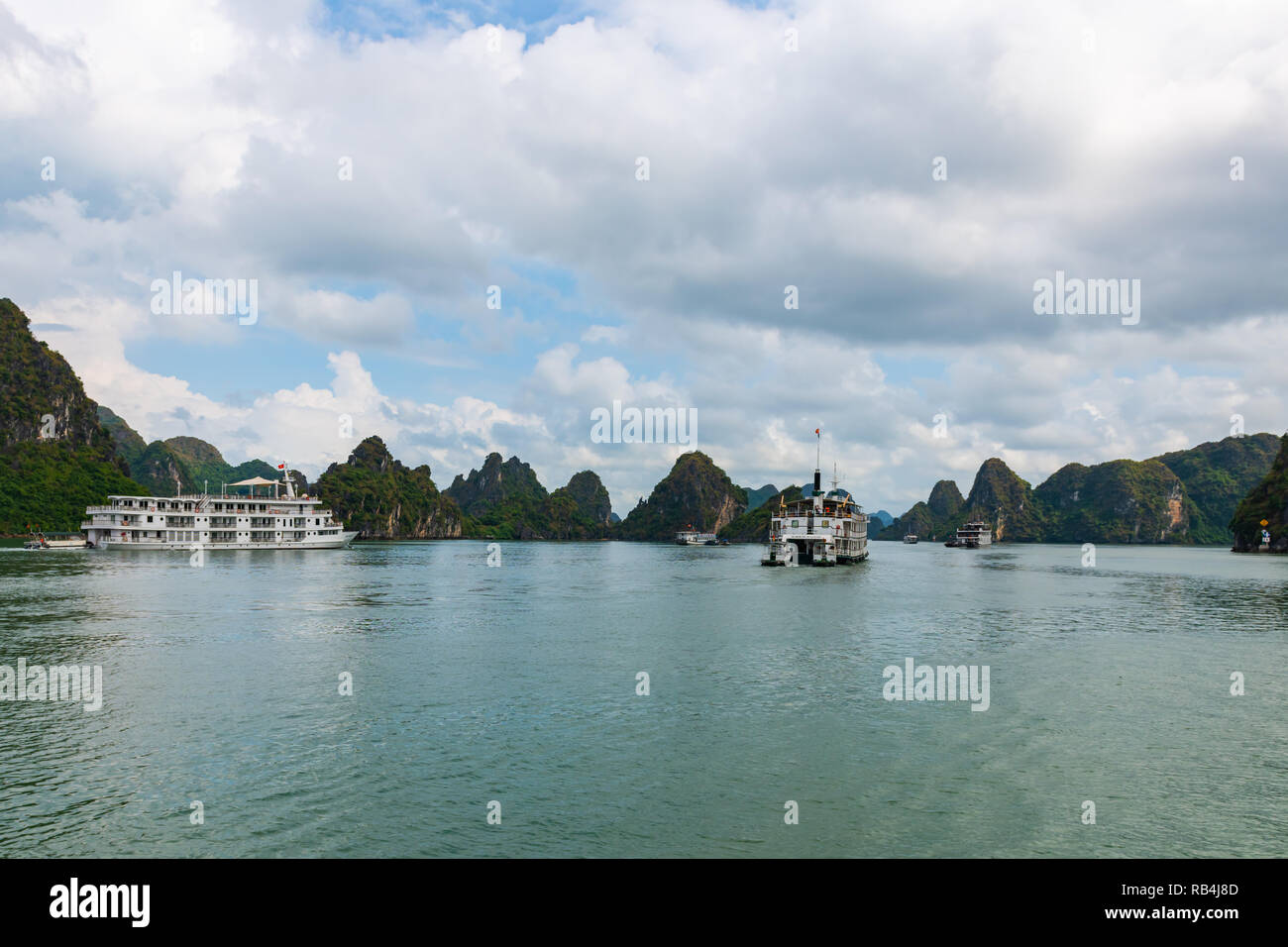 Les bateaux de croisière sur la baie d'Halong, Vietnam Banque D'Images