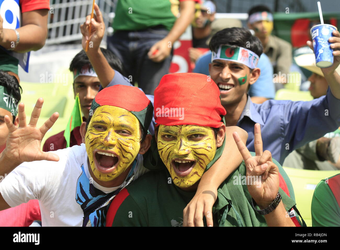 Le Bangladesh fans flash le V-sign au cours de l'ICC Cricket World Cup 2011 contre West Indies à la Sher-e-bangla National Stadium. Dhaka, Bangladesh. Banque D'Images
