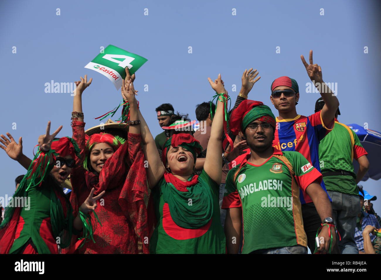 Le Bangladesh fans flash le V-sign au cours de l'ICC Cricket World Cup 2011 contre les Pays-Bas à la Sher-e-bangla National Stadium. Dhaka, Bangladesh. Banque D'Images