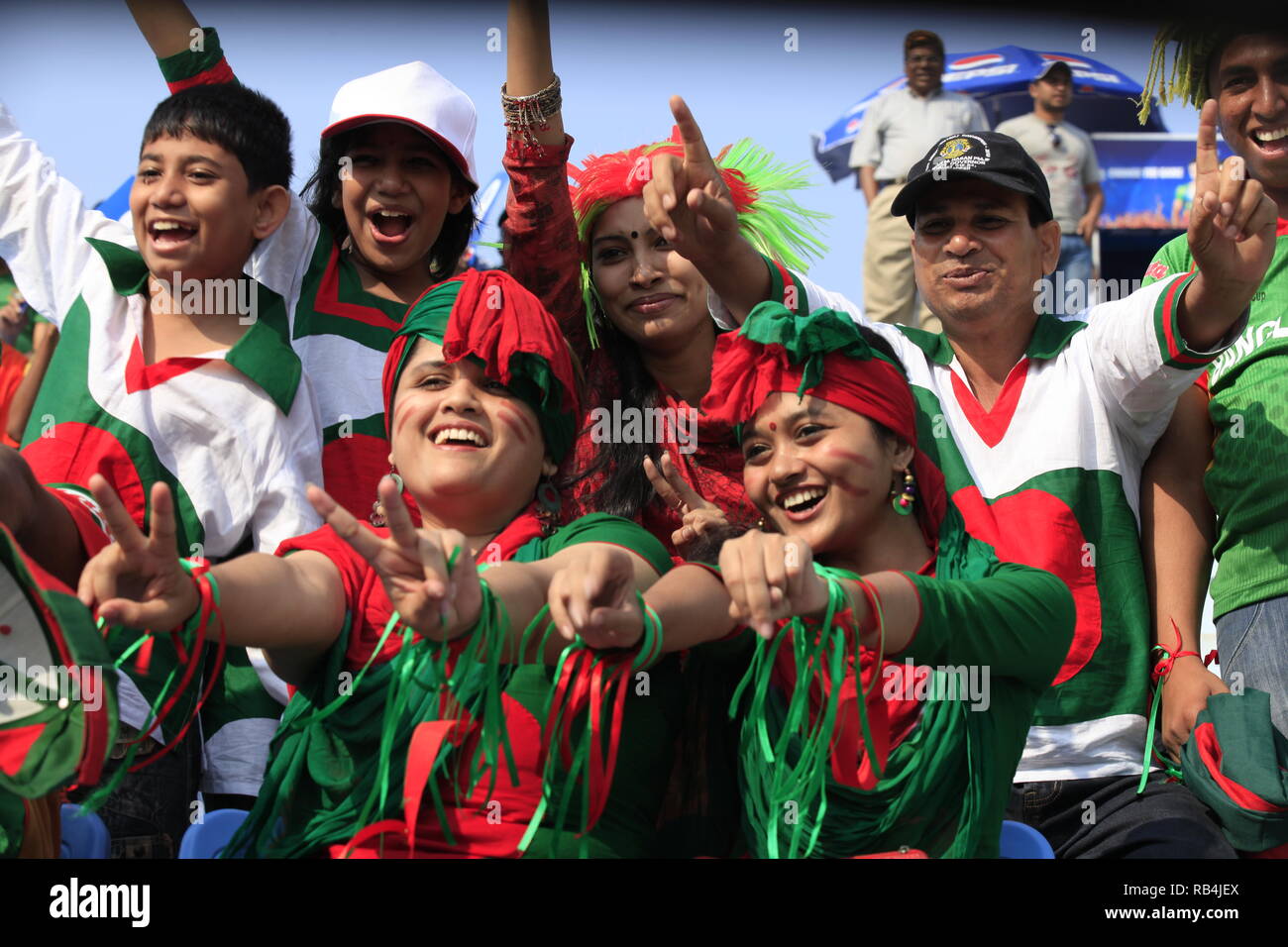 Le Bangladesh fans flash le V-sign au cours de l'ICC Cricket World Cup 2011 contre les Pays-Bas à la Sher-e-bangla National Stadium. Dhaka, Bangladesh. Banque D'Images