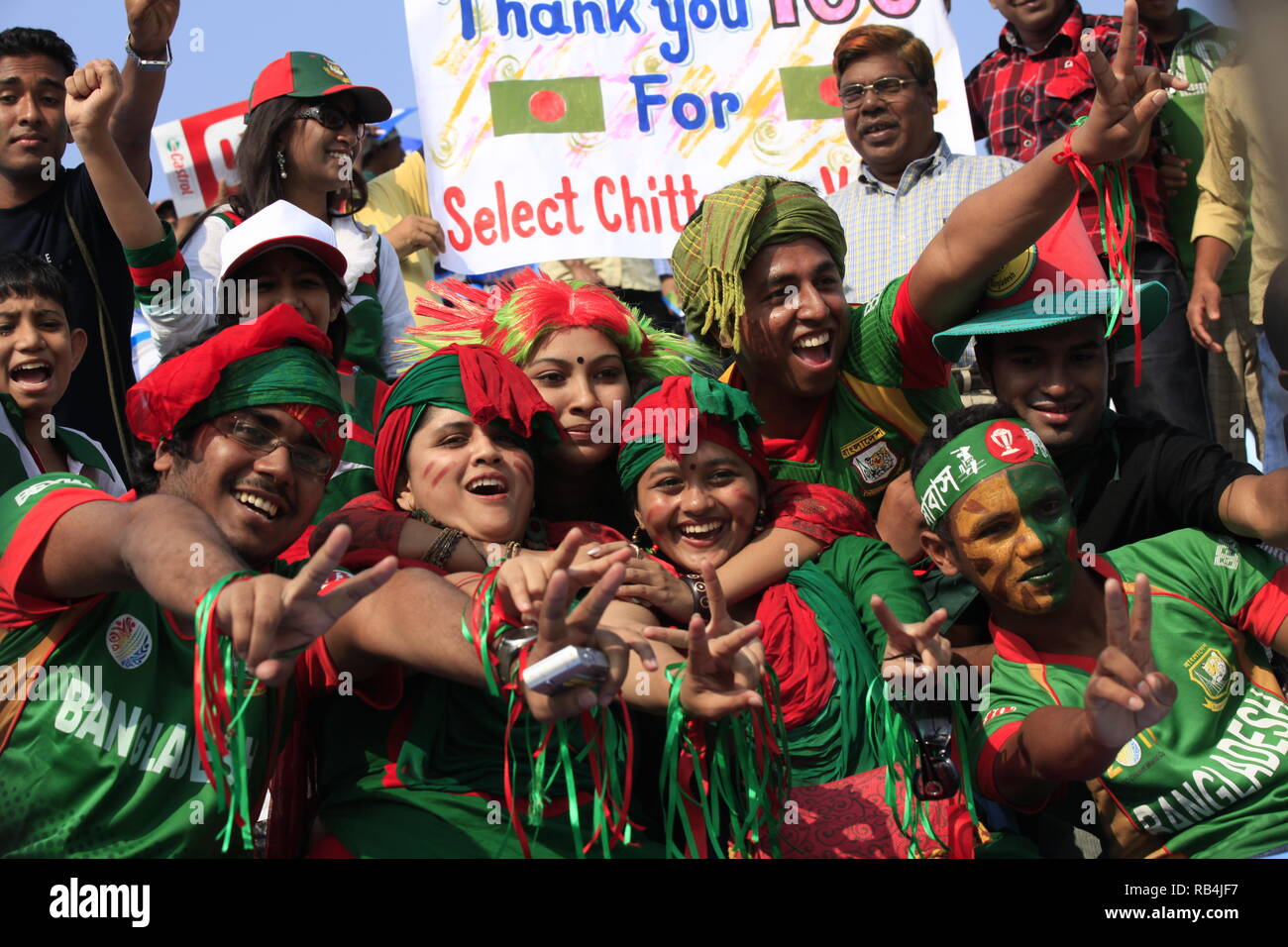 Le Bangladesh fans flash le V-sign au cours de l'ICC Cricket World Cup 2011 contre les Pays-Bas à la Sher-e-bangla National Stadium. Dhaka, Bangladesh. Banque D'Images