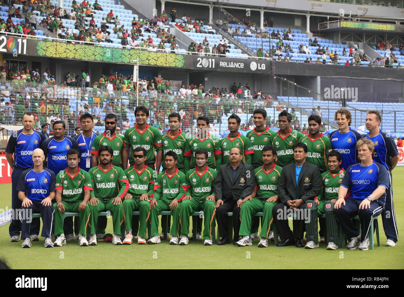 Le Bangladesh équipe de cricket de poser pour la photographie au cours de l'ICC Cricket World Cup 2011 à la Sher-e-bangla National Stadium. Dhaka, Bangladesh. Banque D'Images