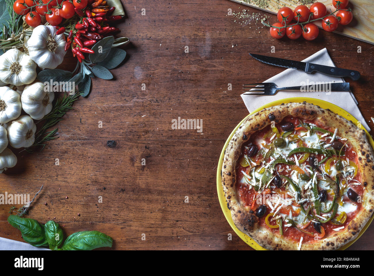Vue de dessus le fond de la pizza napolitaine italien avec des poivrons, olives, tomates et fromage. composition du châssis avec des ingrédients d'espace libre pour le texte Banque D'Images