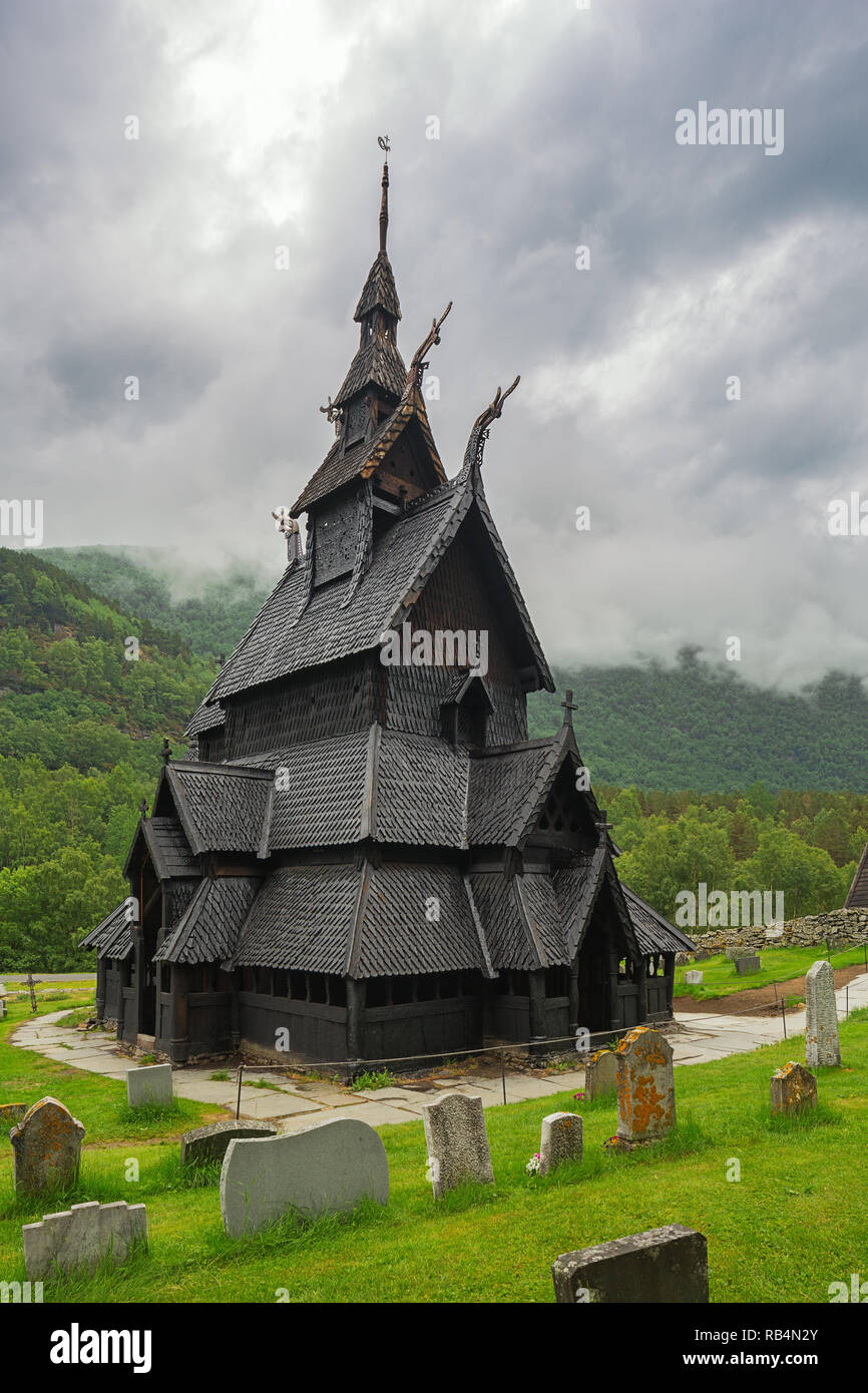 Editorial : LAERDAL, Sogn og Fjordane, Norvège, le 11 juin 2018 - L'église Borgund vu de l'arrière avec des montagnes en arrière-plan Banque D'Images