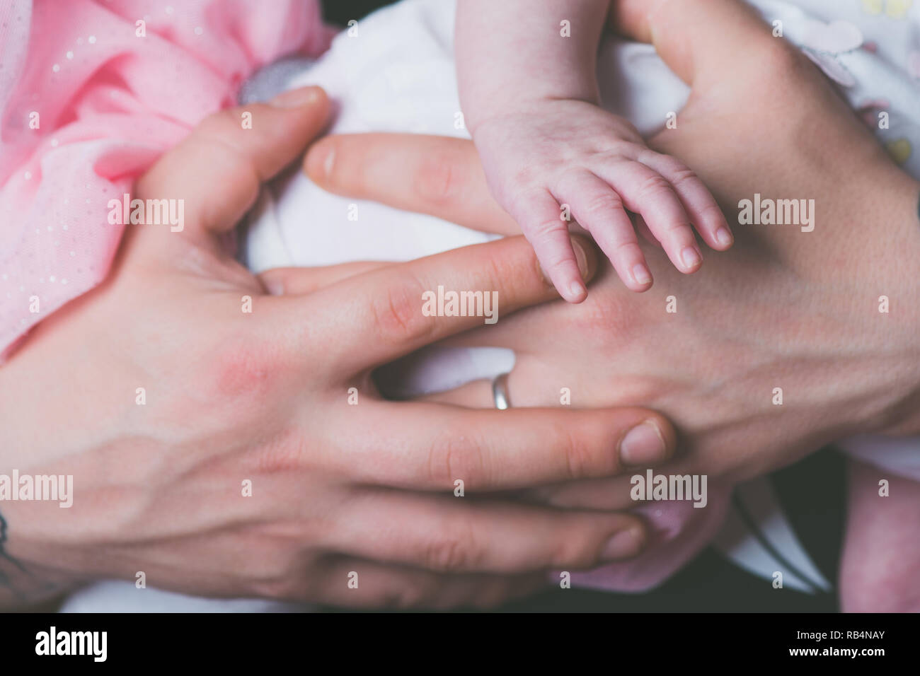 Main de bébé et l'homme - connexions sensorielles Banque D'Images
