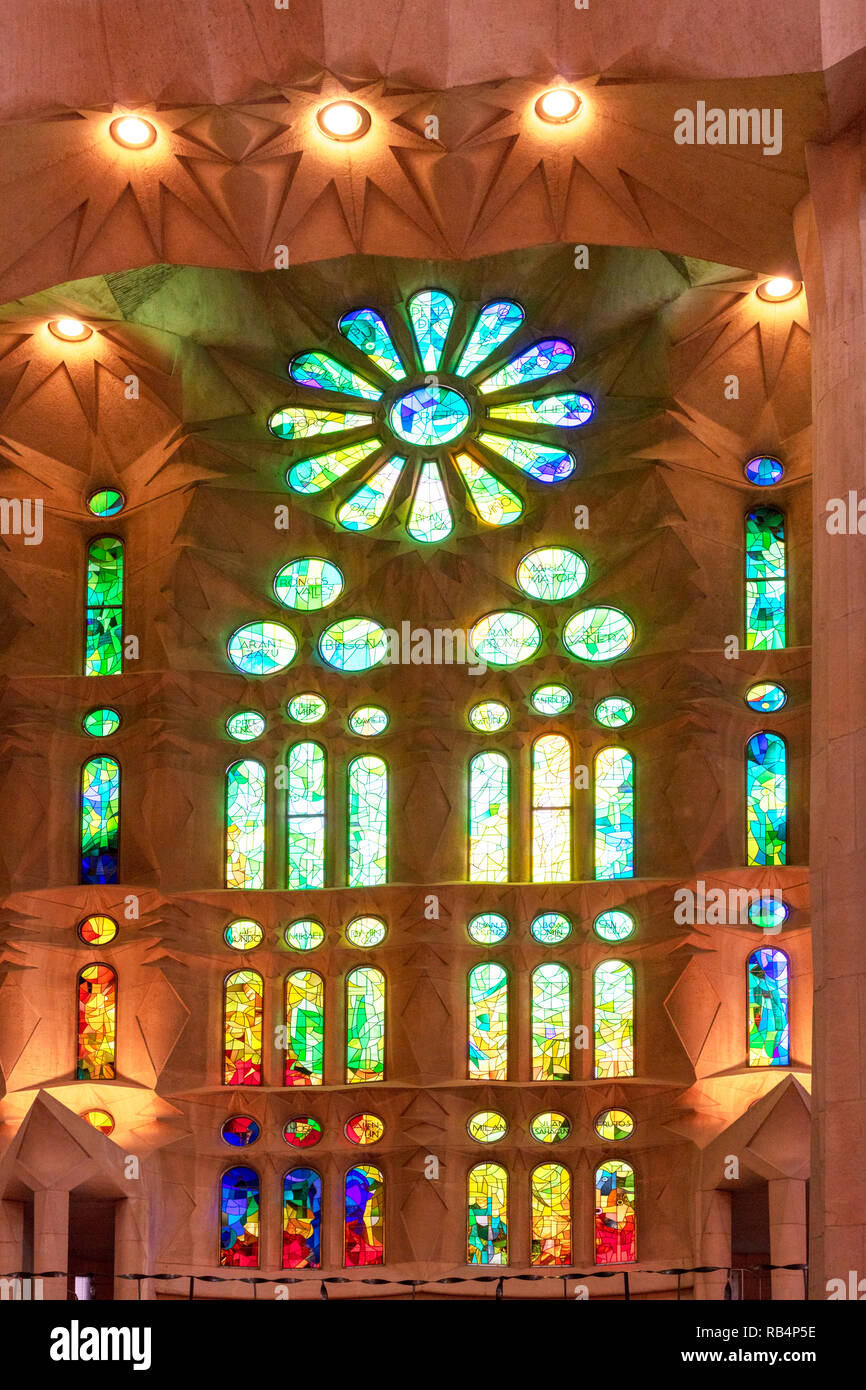 Bunte Fenster, der Innenraum Sagrada Familia, von Architekt Antoni Gaudi, Barcelone, Katalonien, Spanien Banque D'Images