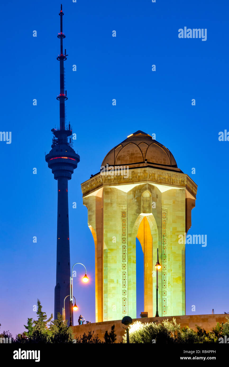 Baku TV Tower et flamme éternelle memorial en Martyrs' Lane, Baku, Azerbaïdjan Banque D'Images