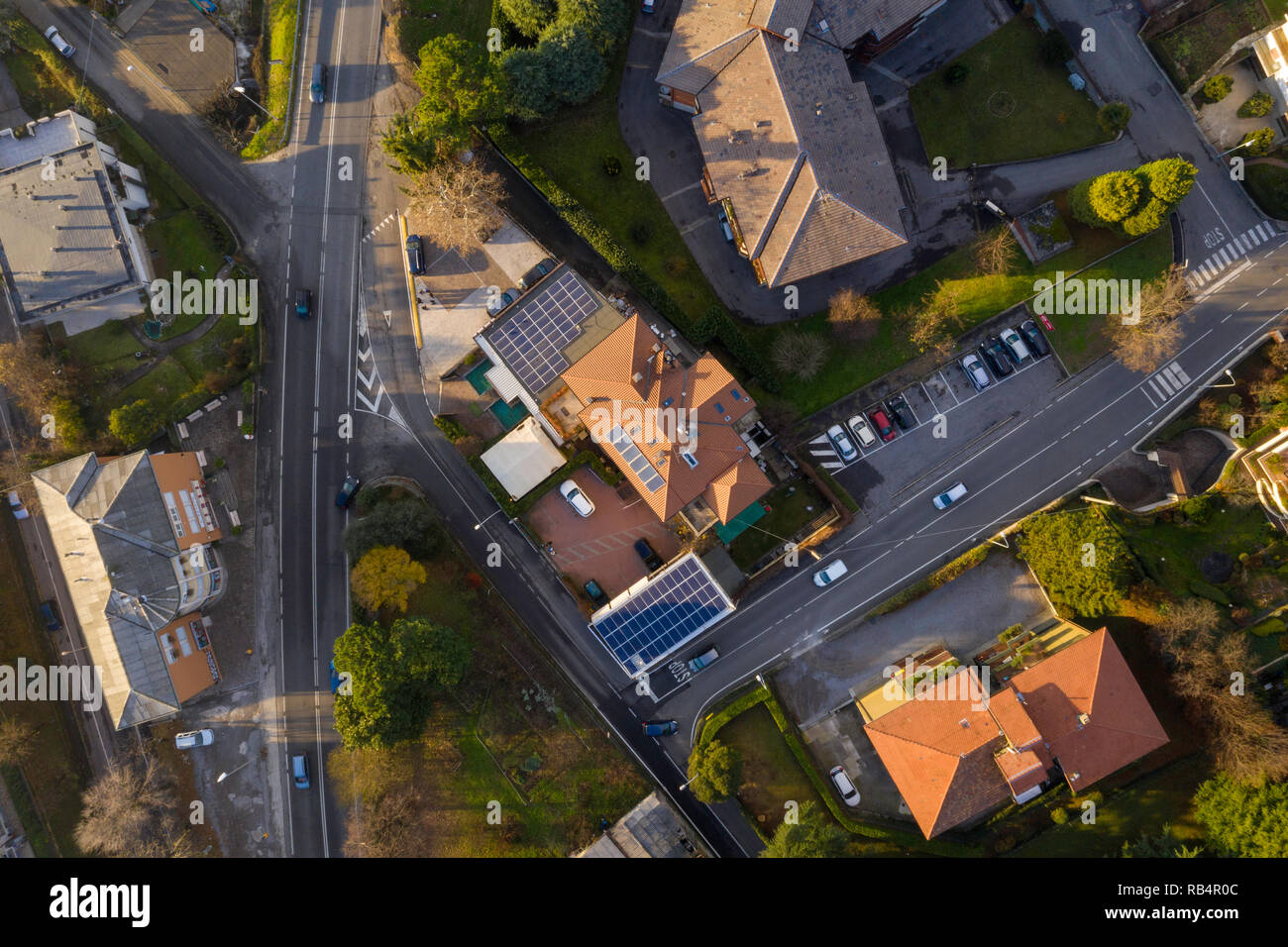 Regardant vers le bas, green tech, panneaux solaires, maisons urbaines, les routes jour aerial Banque D'Images