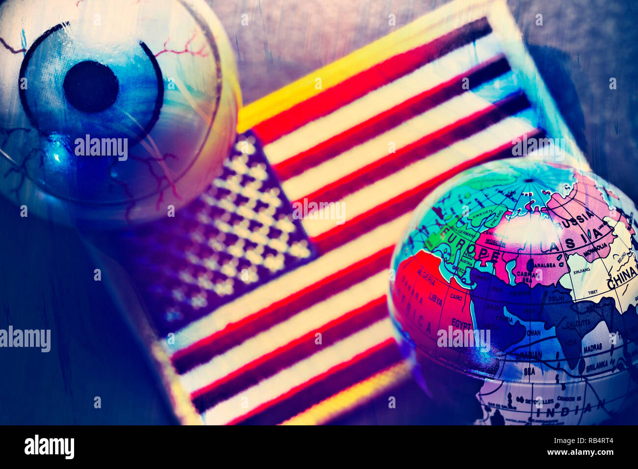 Globe oculaire et globe on US flag, gendarme mondial USA Banque D'Images