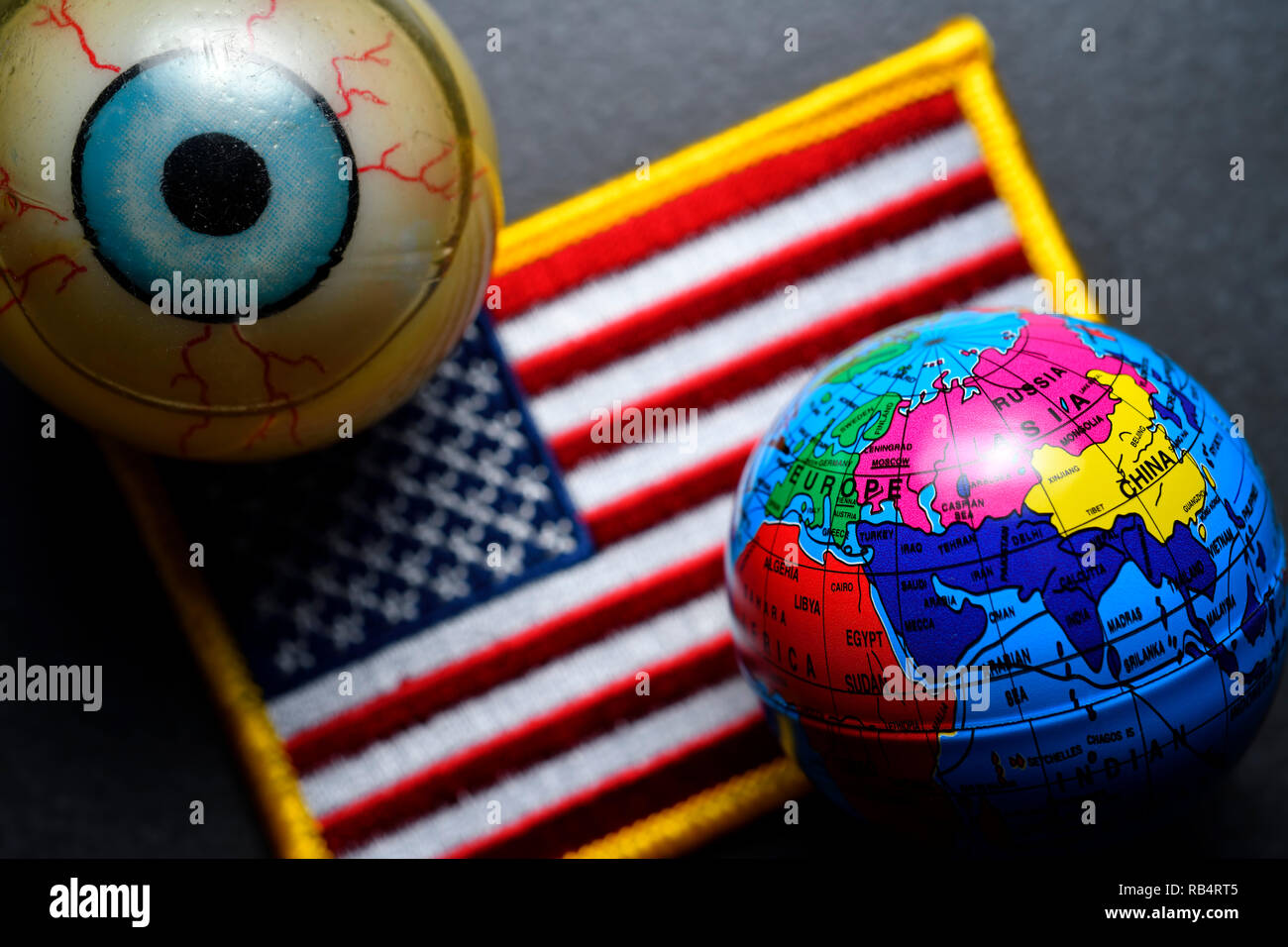 Globe oculaire et globe on US flag, gendarme mondial USA Banque D'Images