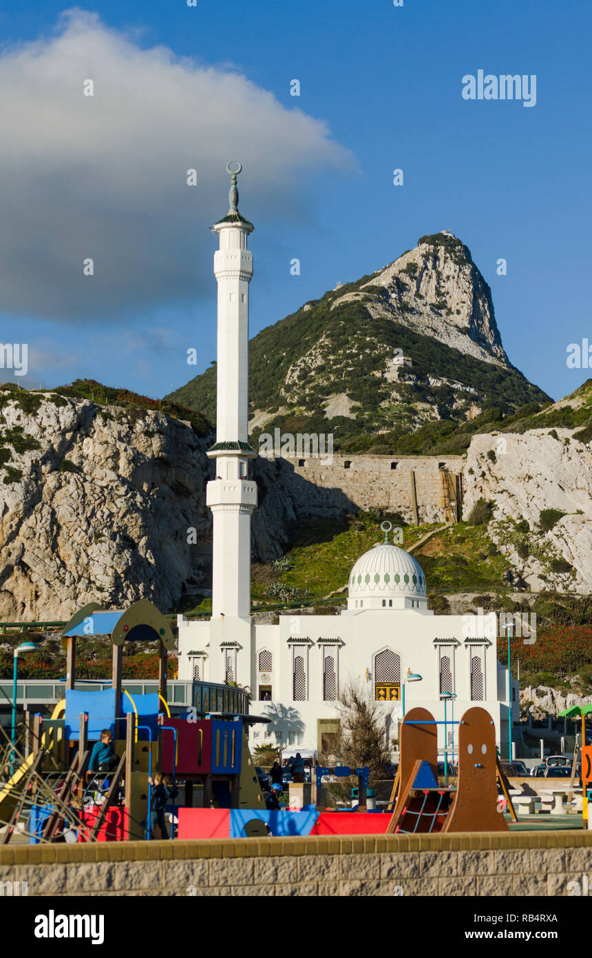 Ibrahim-al-mosquée Ibrahim au point de l'Europe à Gibraltar, territoire britannique d'outre-mer un cadeau du roi Fahd, rocher de Gibraltar, Royaume-Uni, l'Europe. Banque D'Images