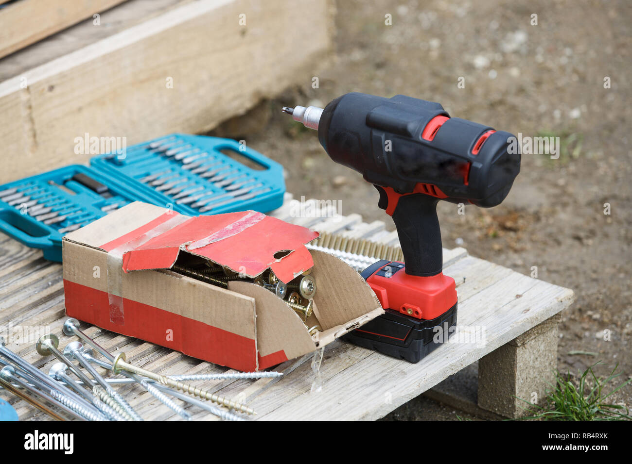 Ensemble d'outils, de machines et de matériel préparé pour le travail professionnel au chantier. Bricolage, artisanat, activité concepts. Banque D'Images