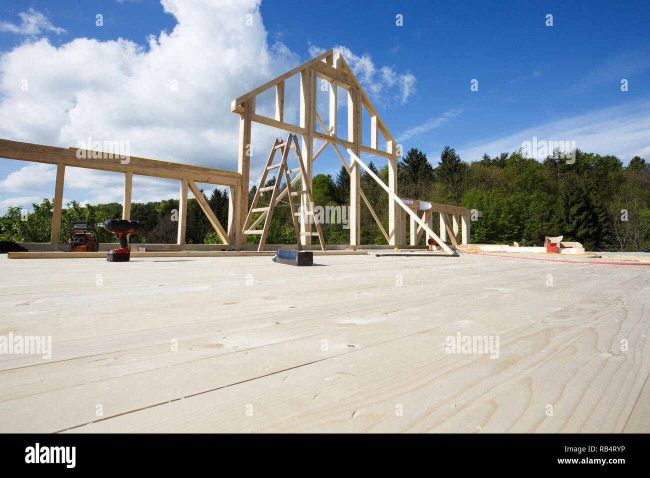 Image de maison en bois en construction, murs d'être érigée. Processus de construction, chantier de construction, menuiserie, bâtiment sec concept de l'industrie. Banque D'Images