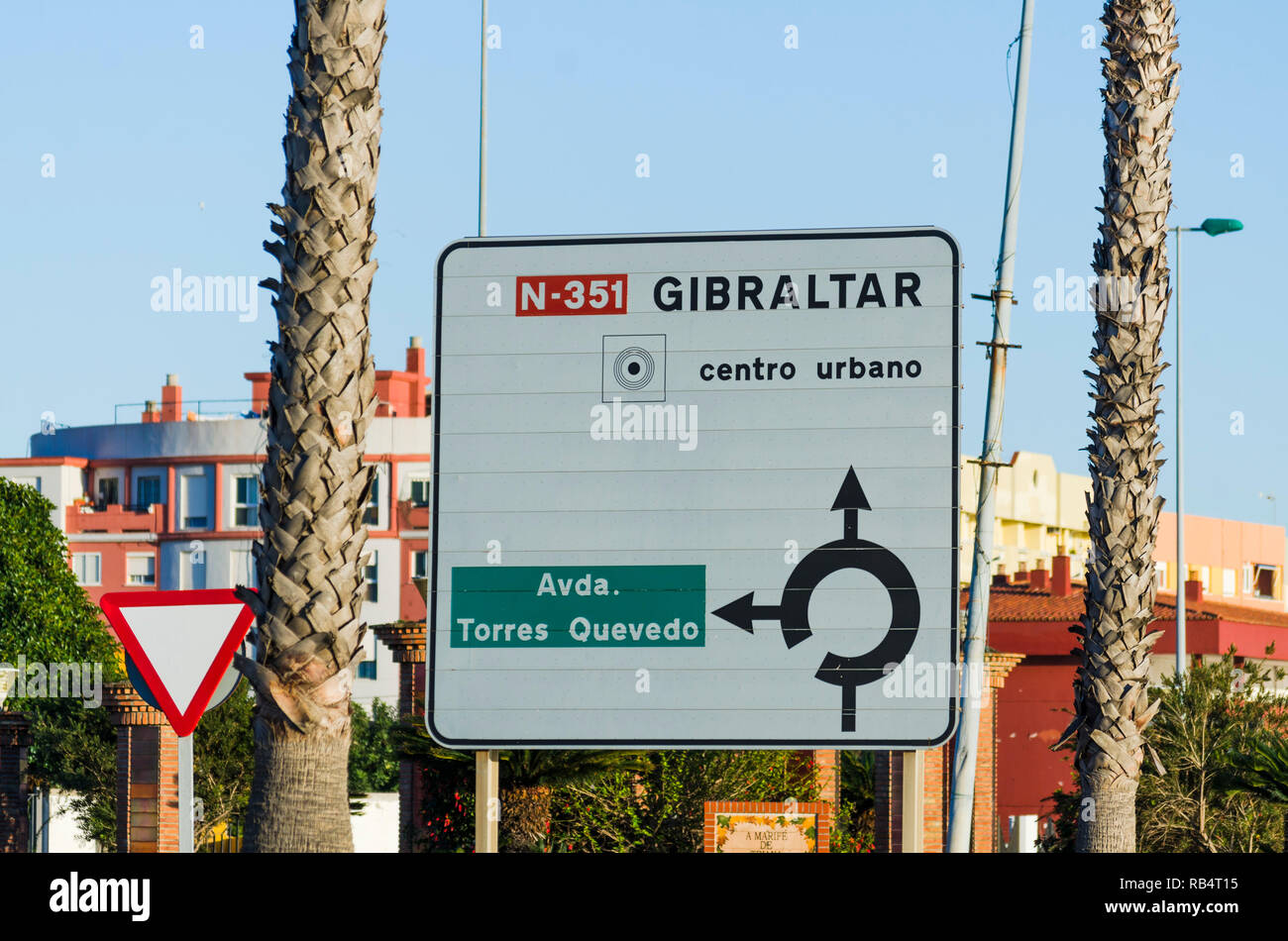 Signe de la circulation, de la direction de Gibraltar, territoire britannique d'outre-mer à La Linea, Andalousie, espagne. Banque D'Images