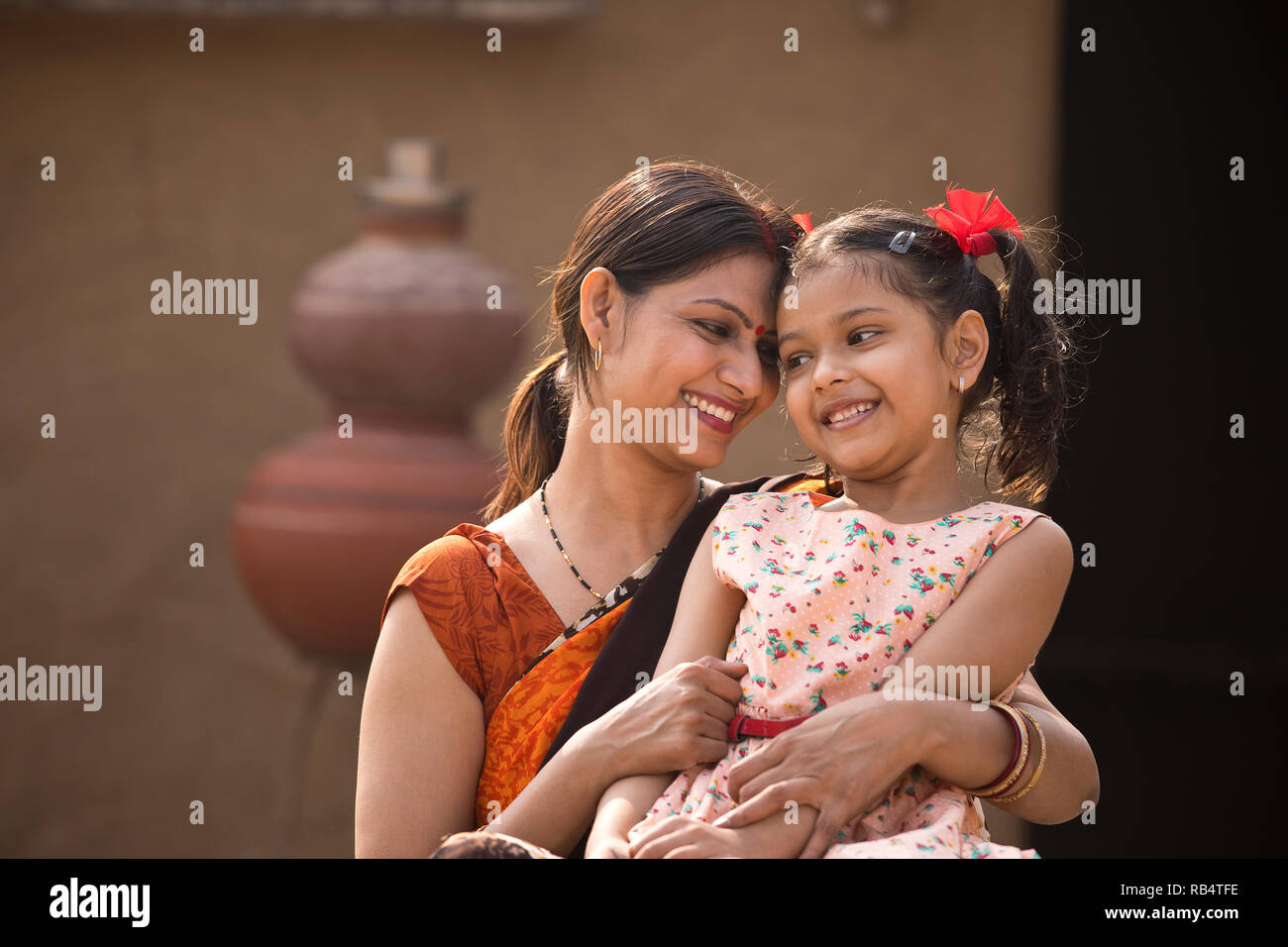 Portrait de l'amour de mère indienne et de sa fille au village Banque D'Images