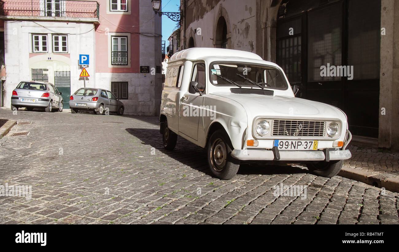 Lisbonne, Portugal - 24 décembre 2016 : Renault 4 (4L) Van dans Alfama Banque D'Images