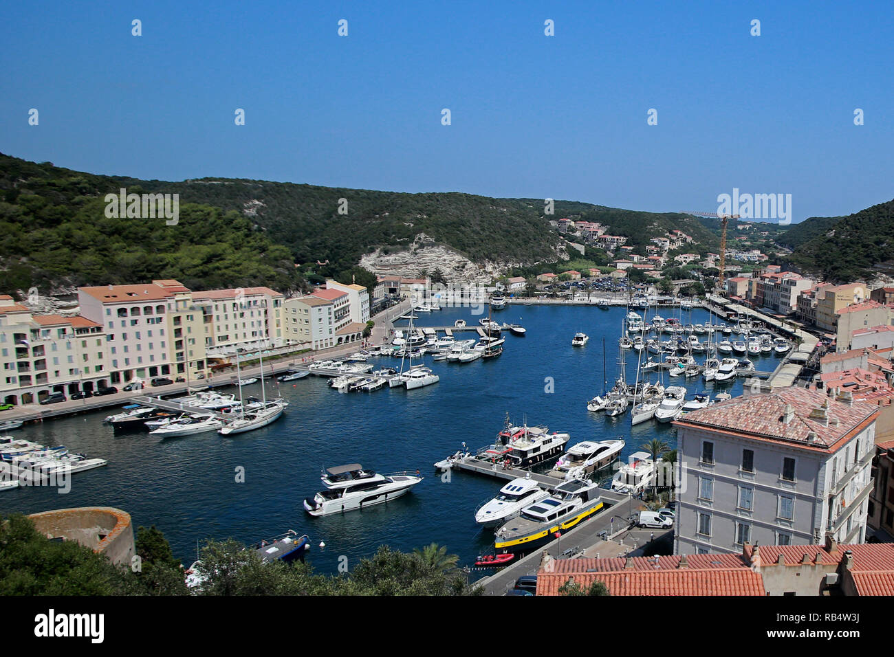 Bonifacio est une ville située sur la pointe sud de l'île française de Corse. Il est connu pour son port de plaisance animé et médiévale clifftop citadelle. Le 13ème siècle le bastion de l'Etendard abrite un petit musée avec des expositions sur l'histoire de la ville. L'Escalier du Roi d'Aragon est ancienne 187 marches creusées dans la falaise. Au sud-est, les îles Lavezzi inhabitée, une réserve naturelle, ont les rochers de granit et de plages de sable. Banque D'Images