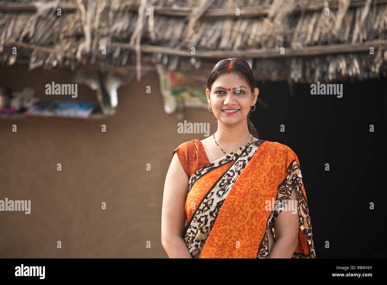 Magnifique Portrait de femme indienne en sari sur sa maison dans village Banque D'Images
