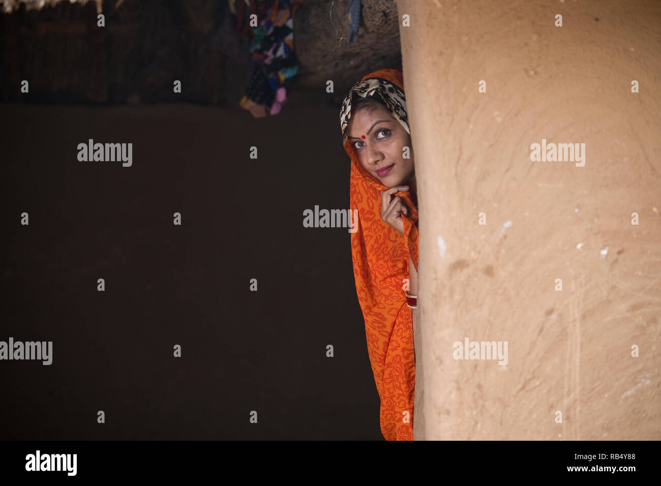 Magnifique Portrait de femme indienne en sari sur sa maison dans village Banque D'Images