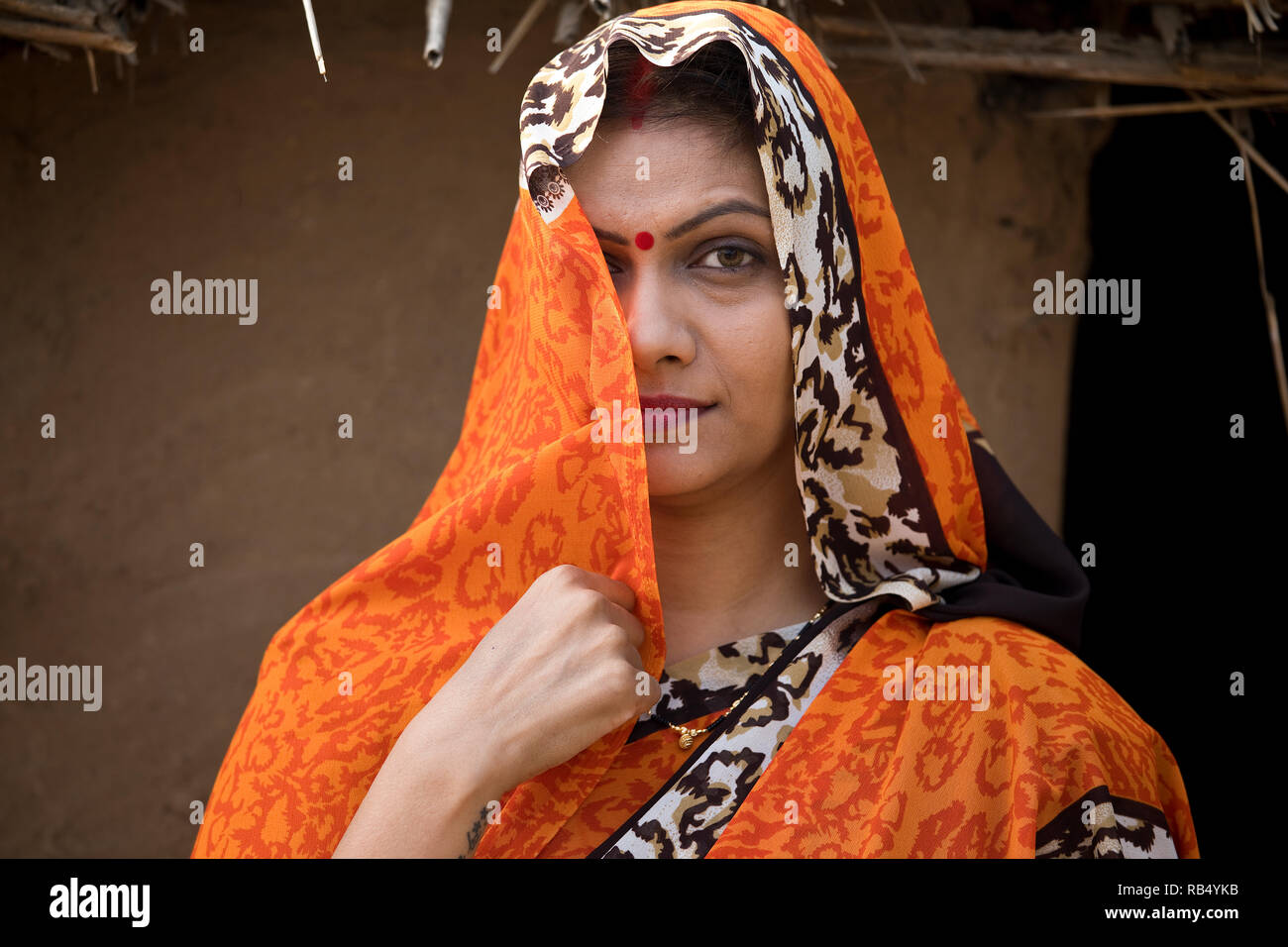 Magnifique Portrait de femme indienne en sari sur sa maison dans village Banque D'Images