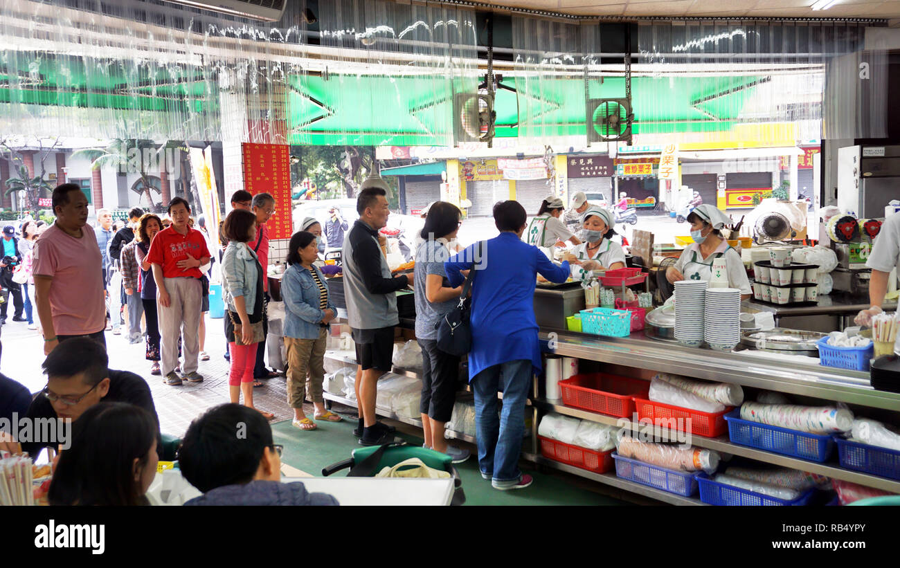 Kaohsiung - Taiwan,8,2018 Décembre matin populaire - restaurant à Kaohsiung, Taïwan où les lignes sont toujours longues à obtenir une excellente cuisine. Banque D'Images